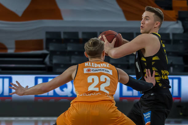 通过引入强 通过引入强